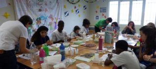 814x360_autre-groupe-enfants-essaie-scupture-argile-atelier-arts-creatifs