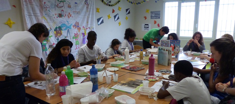 814x360_autre-groupe-enfants-essaie-scupture-argile-atelier-arts-creatifs