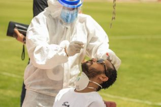 لاعبى الاهلى يجرون مسحة كورونا